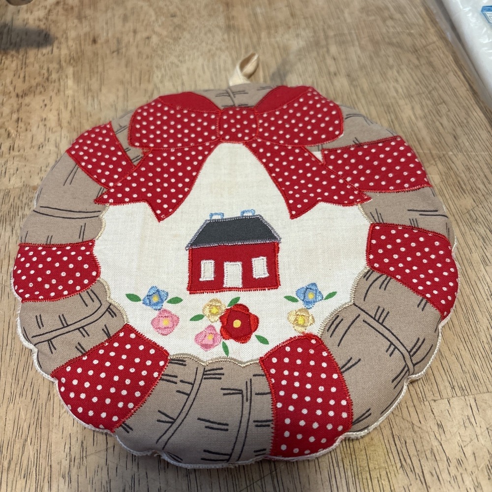 Vintage NOS Kitchen Hot Pad Pot Holder Quilted Beige Red Cottage Floral Wreath